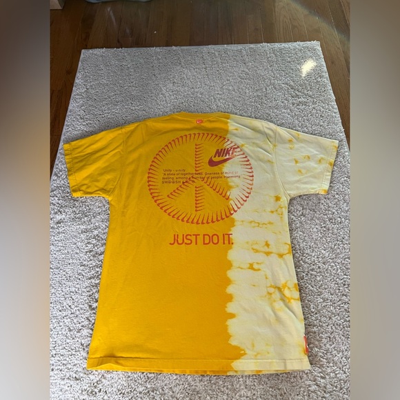 Men’s Small Nike Graphic Tee - Picture 2 of 6